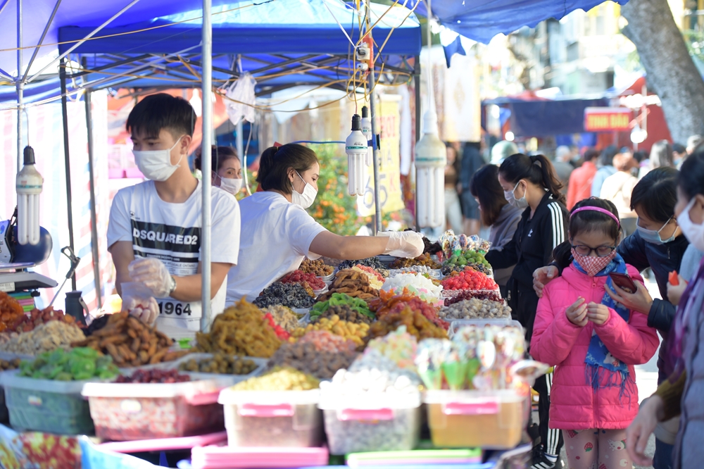 Một cửa hàng bán mứt và các loại quả sấy trên Phố Hàng Mã